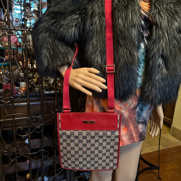 Beautiful Gucci Messenger Crossbody Bag - Picture 6 of 10